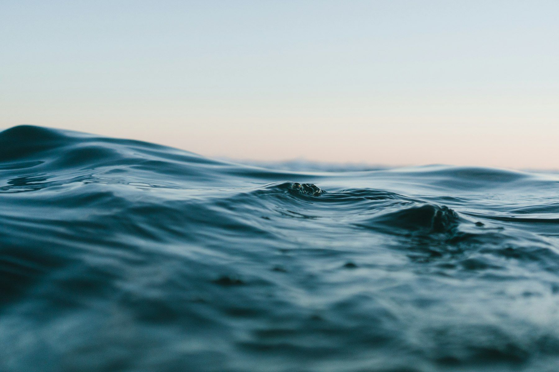 Vague à la surface de l'océan au crépuscule